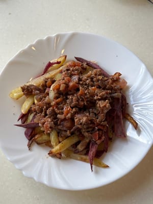 สุดท้ายประกอบจานโดยวางเนื้อสับบนเฟรนช์ฟรายส์และราดซอสชีสให้ทั่ว