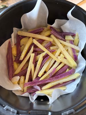 ย้ายไปที่หม้อทอดไร้น้ำมันและปล่อยให้ทอดเป็นเวลา 20 นาทีที่อุณหภูมิ 200°C พลิกกลับด้านระหว่าง