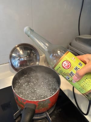 เมื่อสะเด็ดน้ำแล้ว ให้ต้มน้ำในหม้อให้เดือด เติมเกลือและน้ำส้มสายชูเล็กน้อย รวมถึงมันฝรั่งด้วย