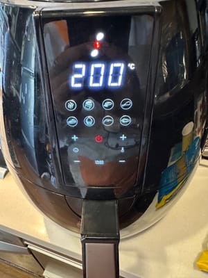 ย้ายไปที่หม้อทอดไร้น้ำมันและปล่อยให้ทอดเป็นเวลา 20 นาทีที่อุณหภูมิ 200°C พลิกกลับด้านระหว่าง