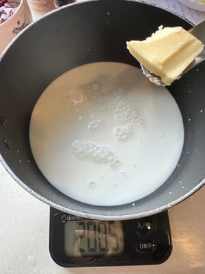 นำส่วนผสมทั้งหมดใส่หม้อสะอาดแล้วผสมด้วยไฟอ่อน