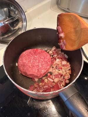 จากนั้นใส่เนื้อสับลงไป ผัดจนเนื้อเป็นสีน้ำตาล