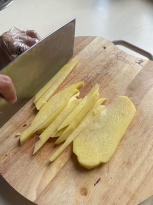 เริ่มต้นด้วยการหั่นมันฝรั่งเป็นเส้นหลังจากปอกเปลือกแล้ว