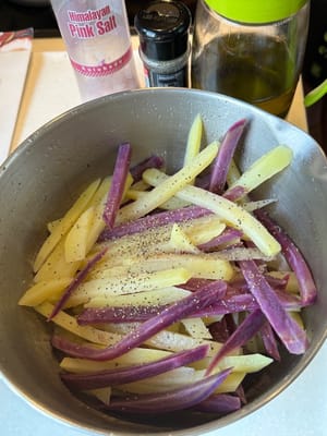 Once done, remove and drain from the pot. Season with salt, black pepper and olive oil. Mix well