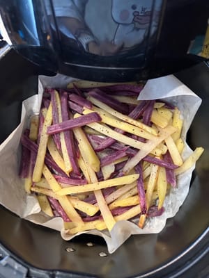 ย้ายไปที่หม้อทอดไร้น้ำมันและปล่อยให้ทอดเป็นเวลา 20 นาทีที่อุณหภูมิ 200°C พลิกกลับด้านระหว่าง