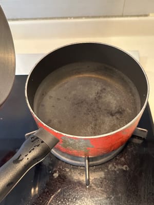 เมื่อสะเด็ดน้ำแล้ว ให้ต้มน้ำในหม้อให้เดือด เติมเกลือและน้ำส้มสายชูเล็กน้อย รวมถึงมันฝรั่งด้วย