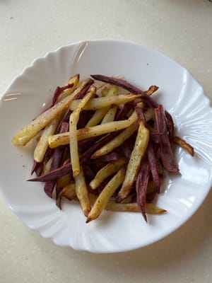 สุดท้ายประกอบจานโดยวางเนื้อสับบนเฟรนช์ฟรายส์และราดซอสชีสให้ทั่ว