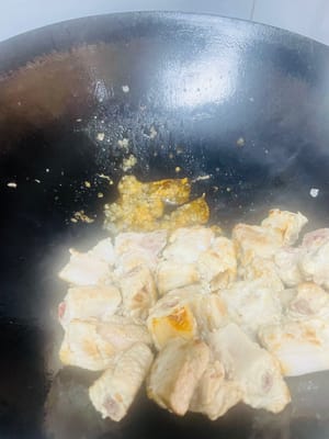 Poussez les côtes sur le côté de la casserole, ajoutez du sucre candi et faites sauter à feu doux jusqu'à ce qu'elles deviennent ambrées (ne les brûlez pas ou elles auront un goût amer).