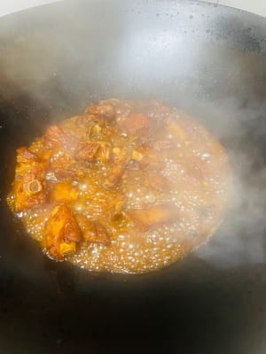 強火で、リブ全体にスープが絡むまで煮込みます。スープにとろみがつき、ツヤが出てきたら火を止めます。お皿にゴマをふりかけてお召し上がりください。