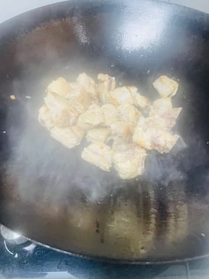 Mettez un peu d'huile dans une poêle, versez les côtes et faites-les frire à feu moyen-doux jusqu'à ce que les deux côtés soient dorés, pour faire sortir la graisse et conserver la sauce.