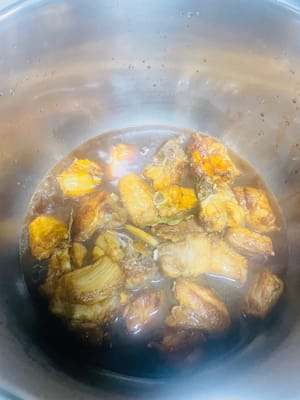 Une fois la couleur du sucre frite, faites sauter uniformément avec les côtes, ajoutez le vinaigre, la sauce soja claire, la sauce soja foncée et les tranches de gingembre, faites sauter jusqu'à ce que l'arôme ressorte ; puis ajoutez de l'eau bouillante (en recouvrant les côtes), portez à ébullition à feu vif, puis baissez à feu moyen-doux, couvrez et laissez mijoter pendant 40 à 60 minutes (ou laissez mijoter pendant 15 minutes après que l'autocuiseur soit à la vapeur, et ouvrez le couvercle après une ventilation naturelle), jusqu'à ce que les côtes puissent être facilement percées par des baguettes et que la viande et les os soient légèrement détachés.