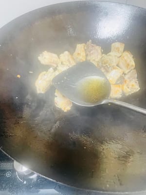 Rehausser la saveur : Verser une cuillerée de vin de cuisson le long du bord de la marmite pour stimuler l'arôme de la viande et faire sauter rapidement pour éliminer l'odeur de poisson.
