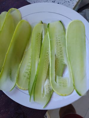 Slice the cucumber thinly.