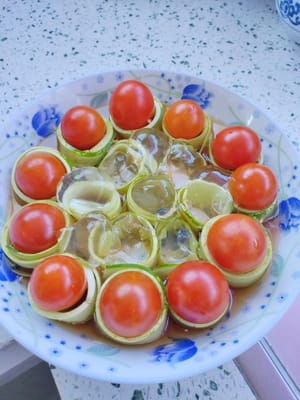 Use a round spoon to make a round shape of ice jelly, put it into the inner round shape of the plate, and then pour in the brown sugar water.