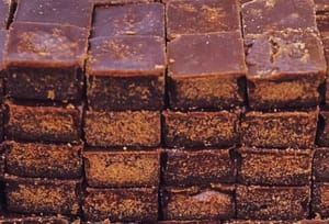 100 grams of brown sugar, add 150 grams of water