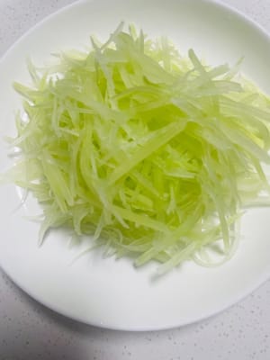 Pele la lechuga, córtela en rodajas finas y luego en tiras finas. Colóquela en un recipiente y sumérjala en un poco de agua para evitar la oxidación y la decoloración. Reserve.