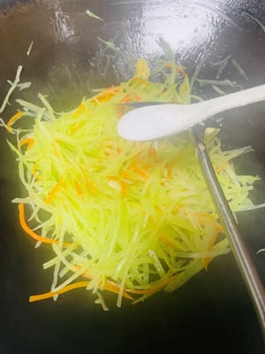 Add 1 teaspoon of salt and 1 teaspoon of chicken stock, stir-fry evenly to let the flavor coat the ingredients. If you like the onion fragrance, add chopped green onions to enhance the flavor before serving. Serve.