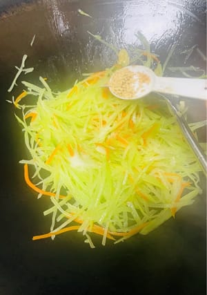 Añada 1 cucharadita de sal y 1 cucharadita de caldo de pollo y saltee uniformemente para que el sabor impregne bien los ingredientes. Si le gusta el aroma a cebolla, añada cebollín picado para realzar el sabor antes de servir. Sirva.