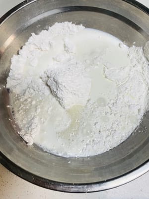 準備麻薯餡:
趁麵團發酵的空檔,咱們嚟搗鼓靈魂麻薯!把糯米粉、玉米澱粉、牛奶、白糖攪和均勻,別留顆粒最好過個篩,然後上鍋隔水蒸15-20分鐘,蒸到完全冇乾粉就收手。記得蓋層保鮮膜或蓋子,別讓水蒸氣滴進去毀了我的麻薯寶貝!蒸好後趁熱加軟化的黃油抓勻,分成6等份,麻薯基底就搞定啦~