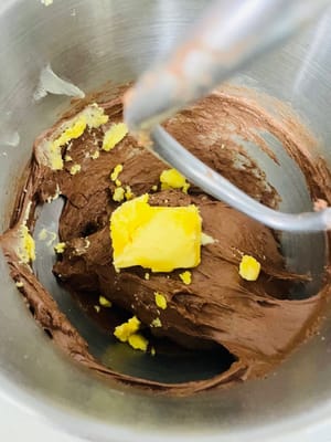 把軟化的牛油加進去,低速揉3分鐘讓牛油全融進麵團,再高速揉8分鐘,直接揉出薄溜溜的手套膜