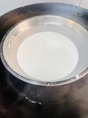 準備麻薯餡:
趁麵團發酵的空檔,咱們嚟搗鼓靈魂麻薯!把糯米粉、玉米澱粉、牛奶、白糖攪和均勻,別留顆粒最好過個篩,然後上鍋隔水蒸15-20分鐘,蒸到完全冇乾粉就收手。記得蓋層保鮮膜或蓋子,別讓水蒸氣滴進去毀了我的麻薯寶貝!蒸好後趁熱加軟化的黃油抓勻,分成6等份,麻薯基底就搞定啦~