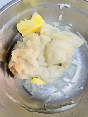 準備麻薯餡:
趁麵團發酵的空檔,咱們嚟搗鼓靈魂麻薯!把糯米粉、玉米澱粉、牛奶、白糖攪和均勻,別留顆粒最好過個篩,然後上鍋隔水蒸15-20分鐘,蒸到完全冇乾粉就收手。記得蓋層保鮮膜或蓋子,別讓水蒸氣滴進去毀了我的麻薯寶貝!蒸好後趁熱加軟化的黃油抓勻,分成6等份,麻薯基底就搞定啦~