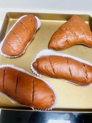 二次發酵:
做好的生坯放進溫暖環境(35°C左右最佳,焗爐裡放碗熱水就能造保濕環境),發酵到1.5倍大就ok。
此時提前預熱焗爐180°C,
把發酵好的麵團用麵包刀快速劃上喜歡的花紋,撒點乾粉氛圍感拉滿。