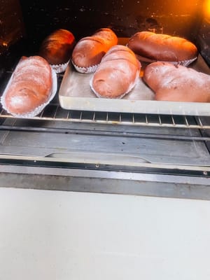 烤製:
把麵團放進預熱好的焗爐烤製,我習慣用平爐放的下層,也可以放中層,烤約20分鐘就行,自己焗爐脾氣自己哄哈。要是怕烤焦,中途蓋層錫紙,一出爐就能聞到巧克力香飄滿屋子,這誰頂得住啊,我可以一次炫兩大個子~