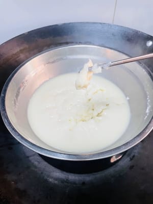 準備麻薯餡:
趁麵團發酵的空檔,咱們嚟搗鼓靈魂麻薯!把糯米粉、玉米澱粉、牛奶、白糖攪和均勻,別留顆粒最好過個篩,然後上鍋隔水蒸15-20分鐘,蒸到完全冇乾粉就收手。記得蓋層保鮮膜或蓋子,別讓水蒸氣滴進去毀了我的麻薯寶貝!蒸好後趁熱加軟化的黃油抓勻,分成6等份,麻薯基底就搞定啦~