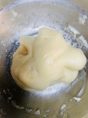 準備麻薯餡:
趁麵團發酵的空檔,咱們嚟搗鼓靈魂麻薯!把糯米粉、玉米澱粉、牛奶、白糖攪和均勻,別留顆粒最好過個篩,然後上鍋隔水蒸15-20分鐘,蒸到完全冇乾粉就收手。記得蓋層保鮮膜或蓋子,別讓水蒸氣滴進去毀了我的麻薯寶貝!蒸好後趁熱加軟化的黃油抓勻,分成6等份,麻薯基底就搞定啦~