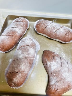 二次發酵:
做好的生坯放進溫暖環境(35°C左右最佳,焗爐裡放碗熱水就能造保濕環境),發酵到1.5倍大就ok。
此時提前預熱焗爐180°C,
把發酵好的麵團用麵包刀快速劃上喜歡的花紋,撒點乾粉氛圍感拉滿。