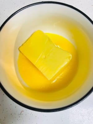 軟化牛油:
先把牛油軟化,軟到用筷子能輕鬆戳進去的狀態就成