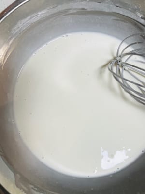 準備麻薯餡:
趁麵團發酵的空檔,咱們嚟搗鼓靈魂麻薯!把糯米粉、玉米澱粉、牛奶、白糖攪和均勻,別留顆粒最好過個篩,然後上鍋隔水蒸15-20分鐘,蒸到完全冇乾粉就收手。記得蓋層保鮮膜或蓋子,別讓水蒸氣滴進去毀了我的麻薯寶貝!蒸好後趁熱加軟化的黃油抓勻,分成6等份,麻薯基底就搞定啦~