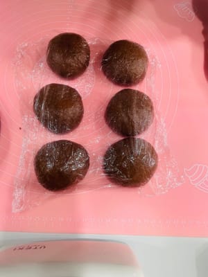 鬆弛15分鐘:
發好的麵團分成6等份,滾圓後蓋保鮮膜鬆弛15分鐘(不懂的看影片哈)