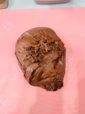 鬆弛15分鐘:
發好的麵團分成6等份,滾圓後蓋保鮮膜鬆弛15分鐘(不懂的看影片哈)