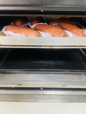 二次發酵:
做好的生坯放進溫暖環境(35°C左右最佳,焗爐裡放碗熱水就能造保濕環境),發酵到1.5倍大就ok。
此時提前預熱焗爐180°C,
把發酵好的麵團用麵包刀快速劃上喜歡的花紋,撒點乾粉氛圍感拉滿。