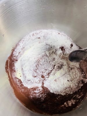 粉紅混合:
把高筋麵粉、可可粉、奶粉、乾酵母、鹽這些粉類倒進和麵桶,攪和均勻