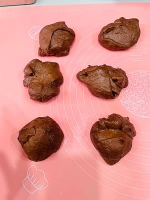 鬆弛15分鐘:
發好的麵團分成6等份,滾圓後蓋保鮮膜鬆弛15分鐘(不懂的看影片哈)