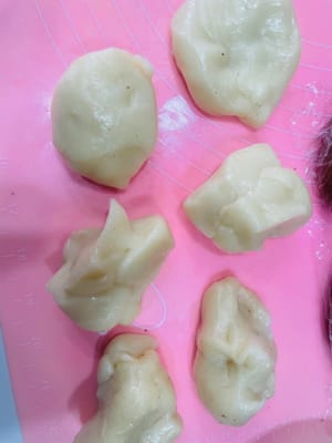 準備麻薯餡:
趁麵團發酵的空檔,咱們嚟搗鼓靈魂麻薯!把糯米粉、玉米澱粉、牛奶、白糖攪和均勻,別留顆粒最好過個篩,然後上鍋隔水蒸15-20分鐘,蒸到完全冇乾粉就收手。記得蓋層保鮮膜或蓋子,別讓水蒸氣滴進去毀了我的麻薯寶貝!蒸好後趁熱加軟化的黃油抓勻,分成6等份,麻薯基底就搞定啦~