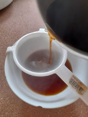 黒砂糖水を濾すのを忘れないでください