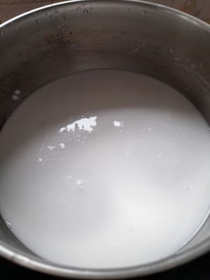 火をつけ、中火でとろみがつきはじけるまで炒めます。