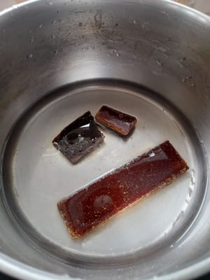 鍋を用意し、水1杯とブラウンシュガーを加え、沸騰して砂糖が溶けるまで煮ます。中火で加熱してください。