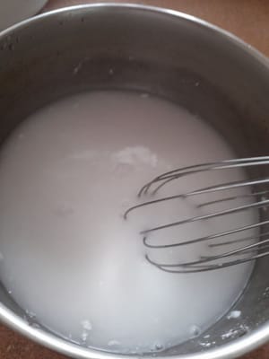 800ml相当の水を4杯用意し、黒砂糖以外の材料をすべて加えます。滑らかになるまでかき混ぜ、ココナッツミルクを加えて完全に滑らかになるまでかき混ぜます。