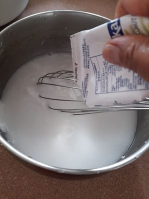 800ml相当の水を4杯用意し、黒砂糖以外の材料をすべて加えます。滑らかになるまでかき混ぜ、ココナッツミルクを加えて完全に滑らかになるまでかき混ぜます。
