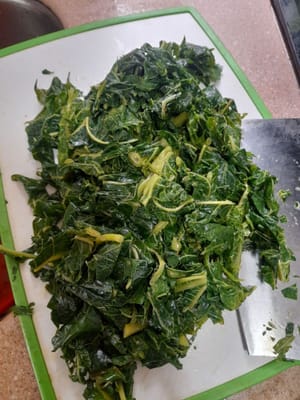 将木瓜叶切碎，放在一边。