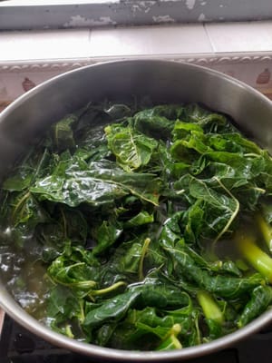 Far bollire l'acqua e aggiungere (1 cucchiaio di sale, 1 cucchiaino di bicarbonato di sodio, 3 cucchiai di olio), aggiungere le foglie di papaya, che ho lavato bene, far bollire finché non diventano morbide (±15 minuti) non dimenticare di girarle.