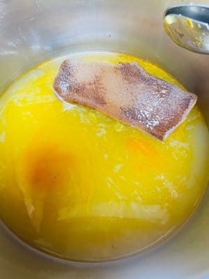 Vorkochen (für Sichuan- und Chongqing-Speck)
Wenn Sie keinen Speck verwenden, können Sie ihn auch durch Spiegeleier oder Schinken ersetzen. Überspringen Sie diesen Schritt.
~In diesem Schritt wird Schweine- und Lammfleisch mit Haut zubereitet. Es wird empfohlen, die Haut aller Schweine- und Lammstücke anzubraten (das Versiegeln der Haut entfernt effektiv den Speckgeruch, macht das Fleisch fester, verbessert die Textur und entfernt Unreinheiten). Nach dem Anbraten die Haut etwa 20 Minuten in warmem Wasser einweichen, anschließend abschaben und gründlich abspülen. Sichuan- und Chongqing-Speck sollte 20 Minuten gekocht werden, um den Salzgehalt zu reduzieren, und zu 80 % gar gegart werden.