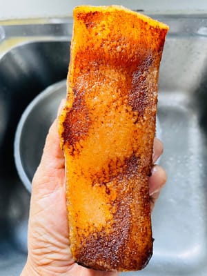 下茹で（四川風ベーコンと重慶風ベーコンの場合）
ベーコンを使わない場合は、目玉焼きやハムで代用できます。この手順は不要です。

〜この手順は、豚肉と羊肉を皮付きのまま調理する手順です。豚肉と羊肉の部位は、皮を焼くことをお勧めします（皮を焼くことで、ベーコンの臭みが効果的に除去され、肉が締まり、食感が良くなり、不純物も除去されます）。焼いた後、皮をぬるま湯に約20分浸し、皮をこそげ取ってよくすすいでください。四川風ベーコンと重慶風ベーコンは、塩気を抜くために20分ほど茹で、8割ほど火が通るまで加熱してください。
