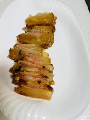 ベーコンをスライスします（ベーコンの代わりになるものを使う場合は、目玉焼きを細かく切り、ハムを細切りにします）。フライパンを熱し、ベーコン（またはベーコンの代わりになるもの）を加え、中火～弱火で脂が出るまで炒めます。