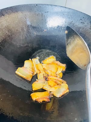 Den vorbereiteten Speck in Scheiben schneiden (bei Verwendung einer Alternative das Spiegelei in kleine Stücke und den Schinken in Streifen schneiden). Eine Pfanne erhitzen, den Speck (oder die Alternative) hineingeben und bei mittlerer bis niedriger Hitze anbraten, bis das Fett austritt.